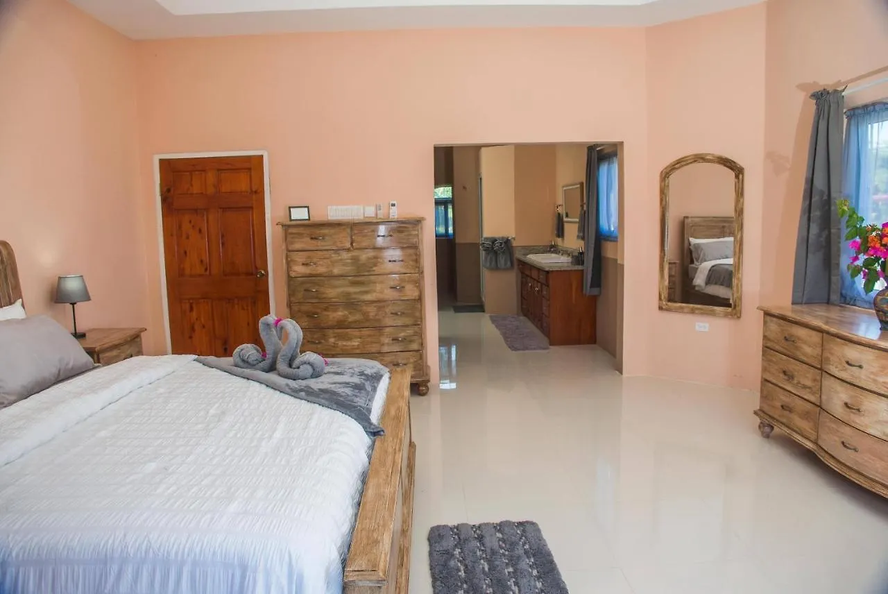Runaway To Tranquility, Overlooking The Bay Runaway Bay Holiday home